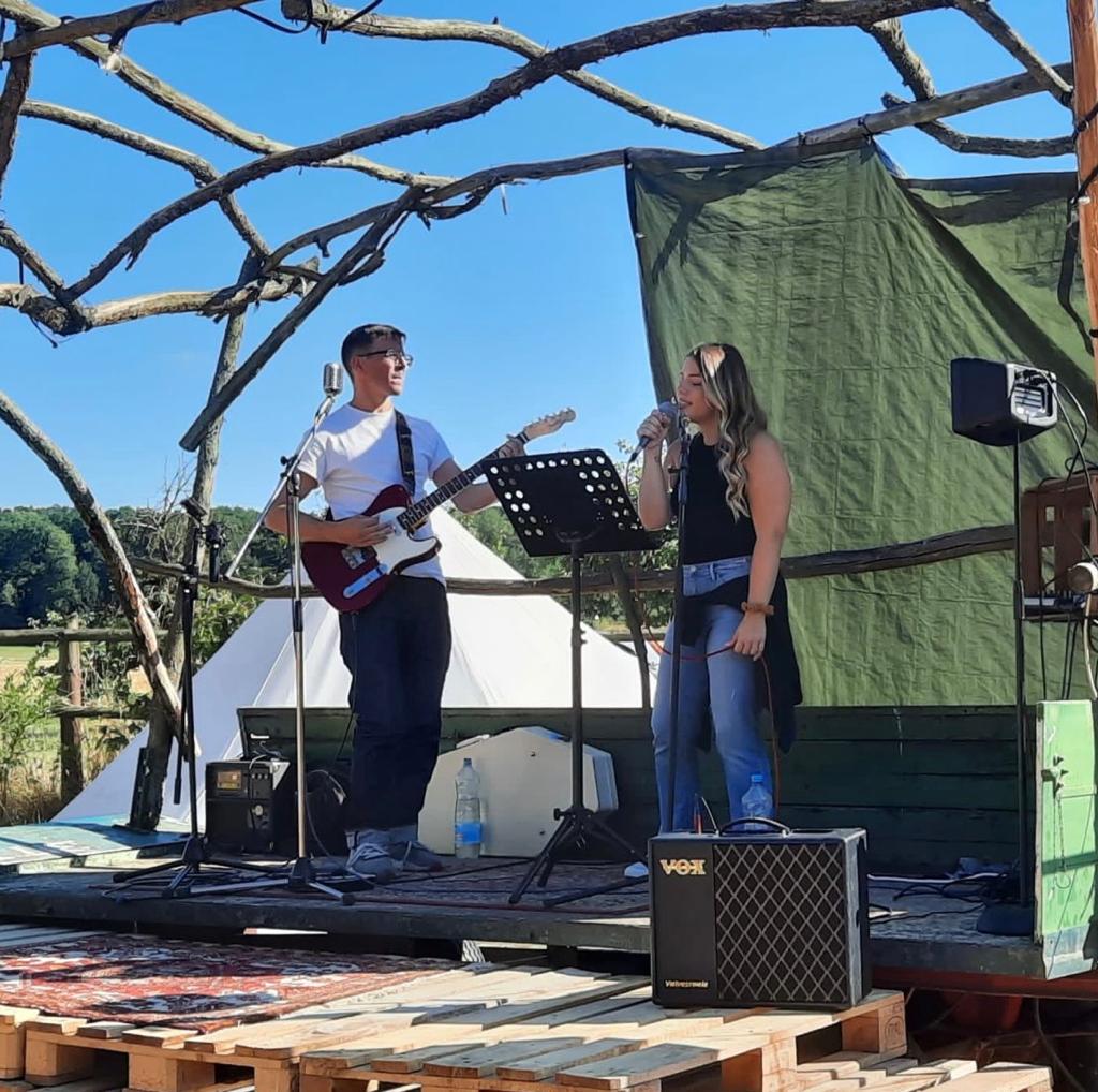 HIM/HER auf einer Open-Air-Bühne: Diet an der E-Gitarre, Brittany am Mikrofon